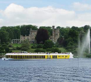 MS Sanssouci vor Schloss Babelsberg