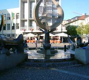 abstrackter Brunnen in der Innenstadt