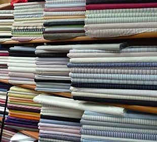 Lagerware Stoffe im Laden