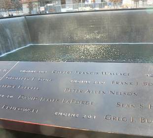 Eingravierte Namen am Rand des Bassins