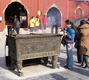 Gläubige entzünden Räucherstäbchen