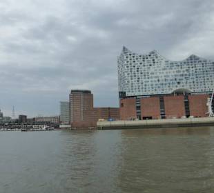 Mit dem Schiff vorbei an der Elbhilharmonie