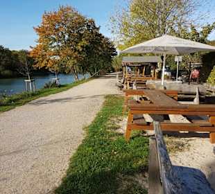 Schirme und Holzpavillons