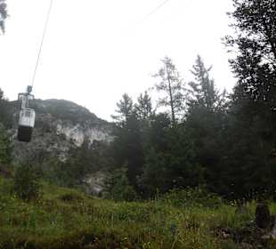 Koljeka linowa prowadząca do jaskini lodowych
