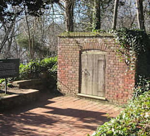 Mount Vernon: die alte Gruft im Garten