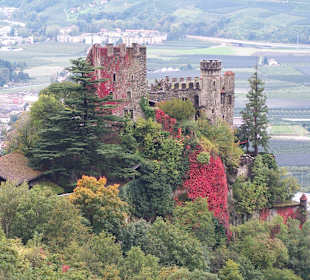 Brunnenburg im Herbstschmuck