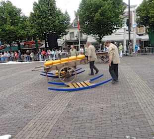  Holzkarren beladen mit Käse