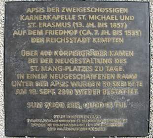 Gedenkplatte über der Krypta.