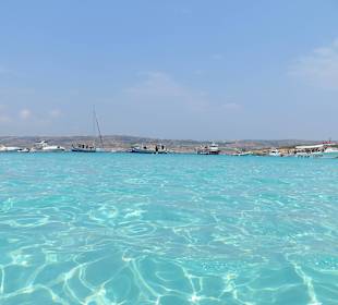 Die vom Comino Hotel & Bungalows ca. 500m entfernte blaue La