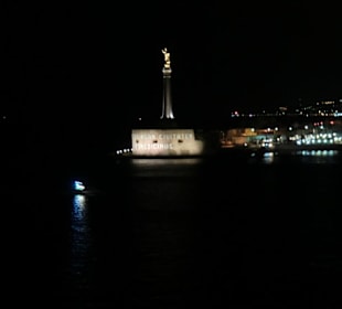 Hafenausfahrt Messina bei Nacht
