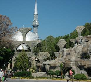 Brunnen und Moschee im Hintergrund