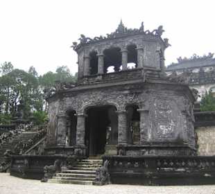 Ein Pavillon auf dem terrassen-förmigen Gelände.