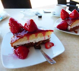 Leckerer Erdbeer-Kuchen bei „Cacatúa Bar & More“