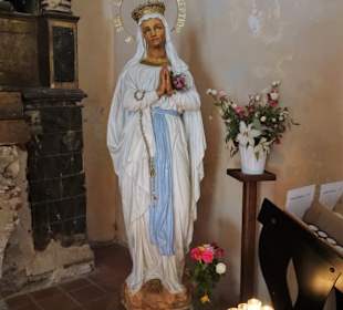 Skulpturen in der Kirche Notre-Dame del Prat