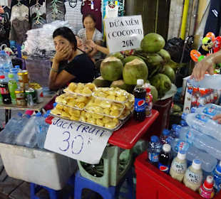 Auf dem Night Markt in Hanoi unterwegs
