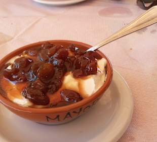 Eingemachte Trauben und Joghurt