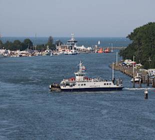 Fähren im Querverkehr auf der Trave