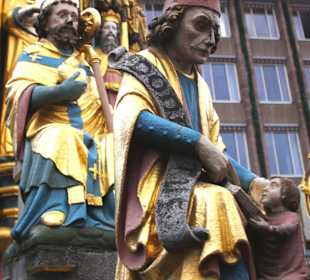 Figuren im Schönen Brunnen