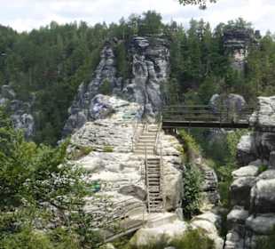 Blick zur Felsenburg Neurathen mit Freilichtmuseum