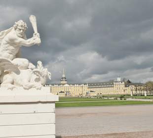 Am Schlossplatz von Karlsruhe