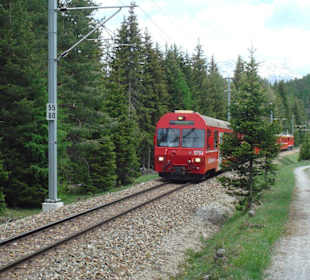 Auf dem Veloweg an der RhB vorbei
