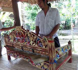Balinese beim Klangspiel im Dschungel-Garten