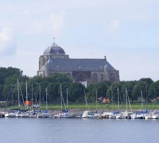 Die Große Kirche von Veere vom Wasser aus