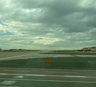 Strasse kreuzt Landebahn