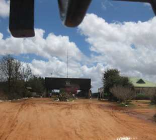 Einfahrt in das Bachuma-Tor (Tsavo-Ost)
