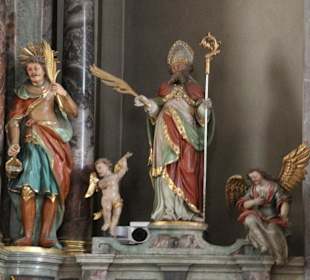 Heiligenfiguren am Hochaltar