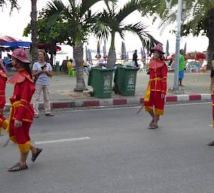 Parade mit Traditioneller Kleidung