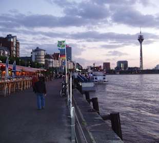 Abenddämmerung am Rhein