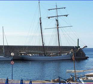 Segelschiff im Hafen