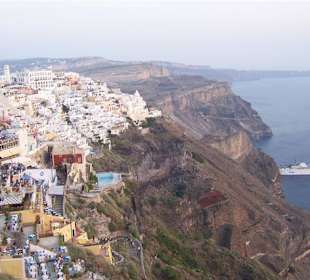 Thira mit Blick auf die Kaldera