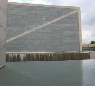 Główny blok muzeum z wyniesionym stawem.