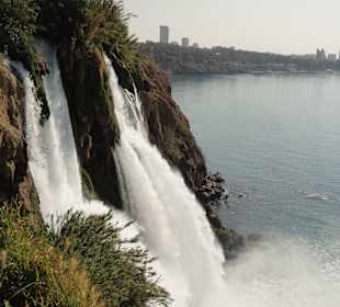 Den Wasserfall sieht man beim Landeanflug