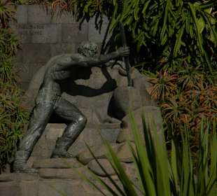 An dieser Skulptur gehts die Treppe hoch