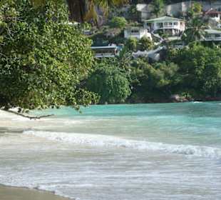 Strand mit Blick auf das Hotel