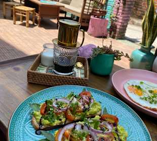 Avocado Toast, vietnamesischer Kaffee