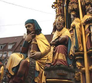 Figuren im Schönen Brunnen