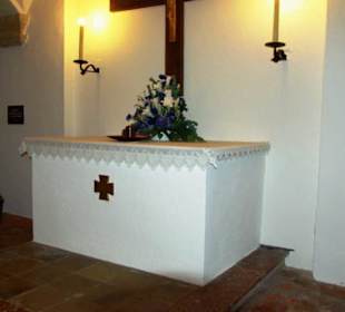 Kleiner Altar mittig im Raum