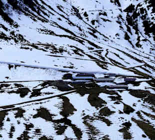 Drüben noch gesperrte Strasse