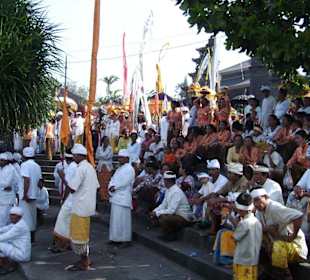 Einheimische vor dem Nyepi-Tag