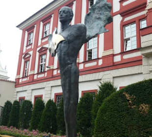 Ossolineum, davor Denkmal Angelus Silesius