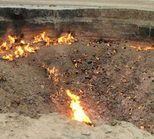 Feuerkrater in der Wüste