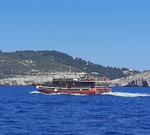 Allerlei Ausflugsboote sind unterwegs