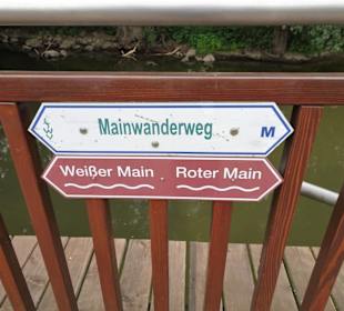 Wegweiser auf der Brücke über den Zusammenfluss