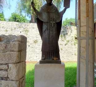 Der heilige Nikolaus (Statue vor der Kirche)