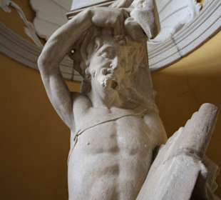 Figuren im Treppenaufgang