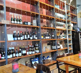 Impressionen aus der Spitz Weinbar by Topaz